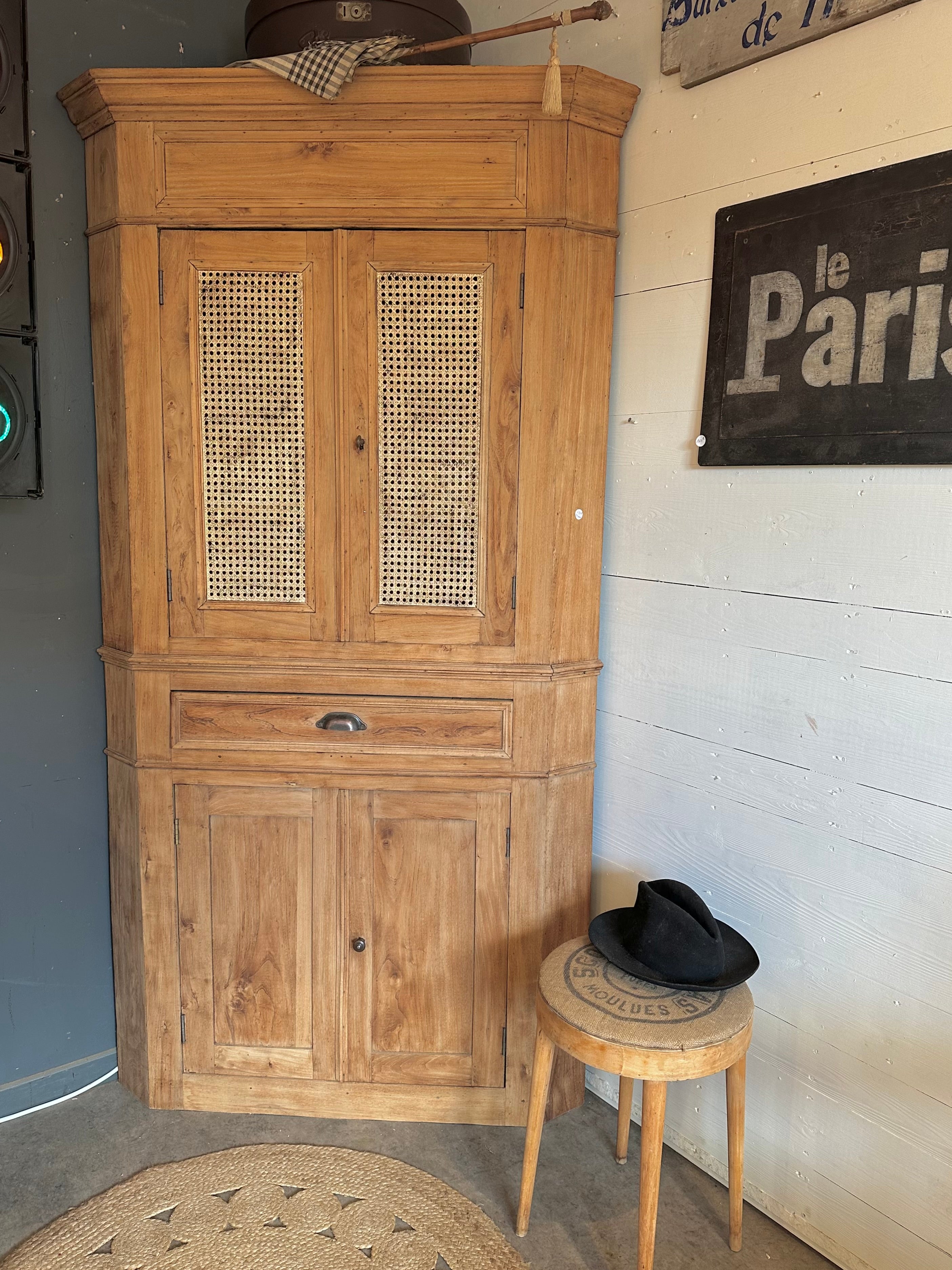 Meuble d’angle, orme et cannage