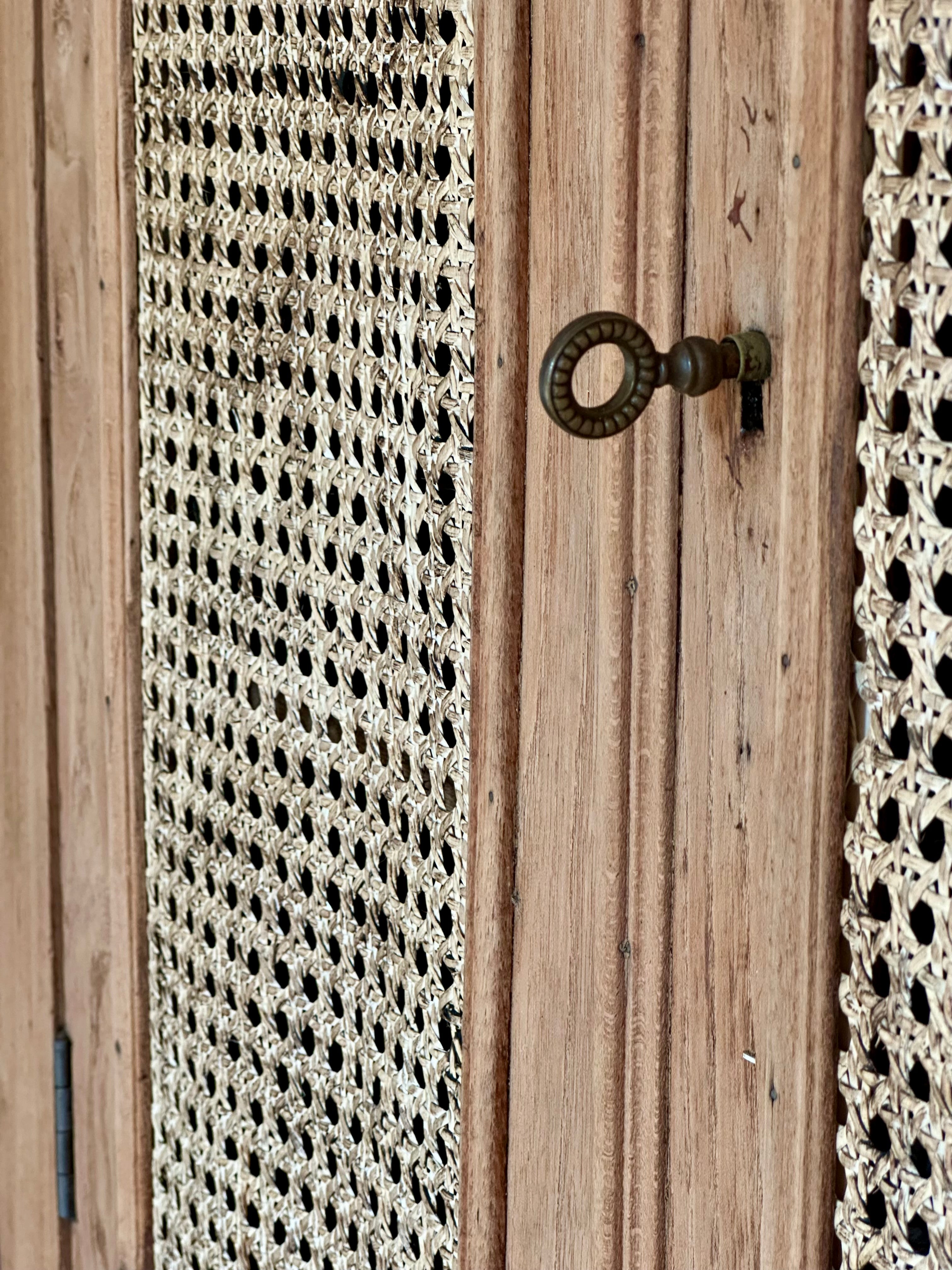 Meuble d’angle, orme et cannage