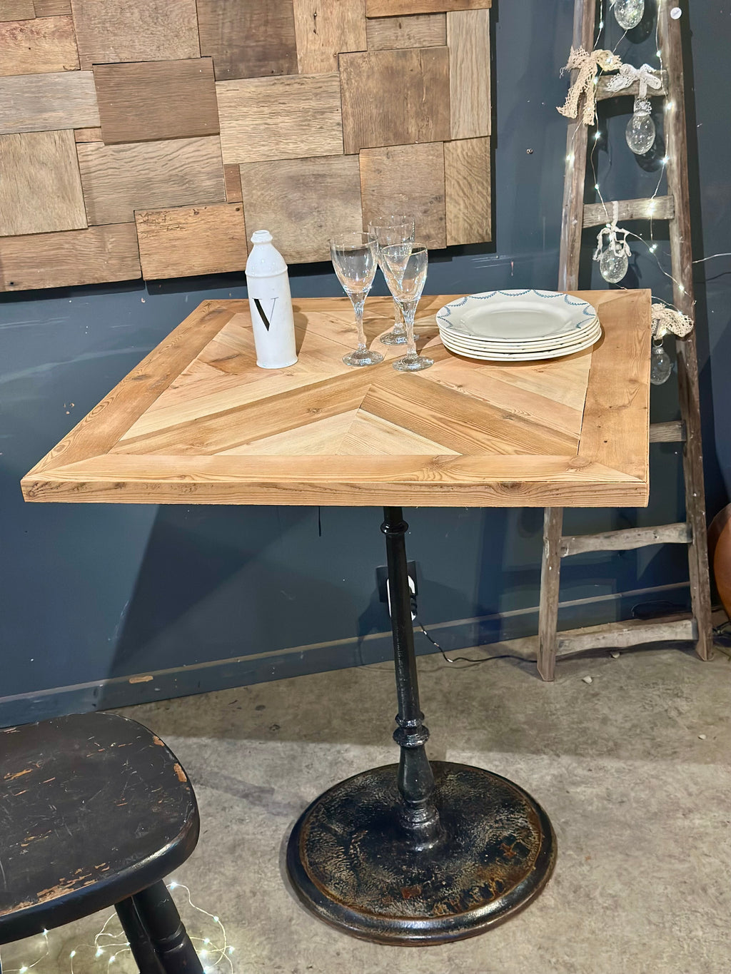 Mange debout, plateau parquet