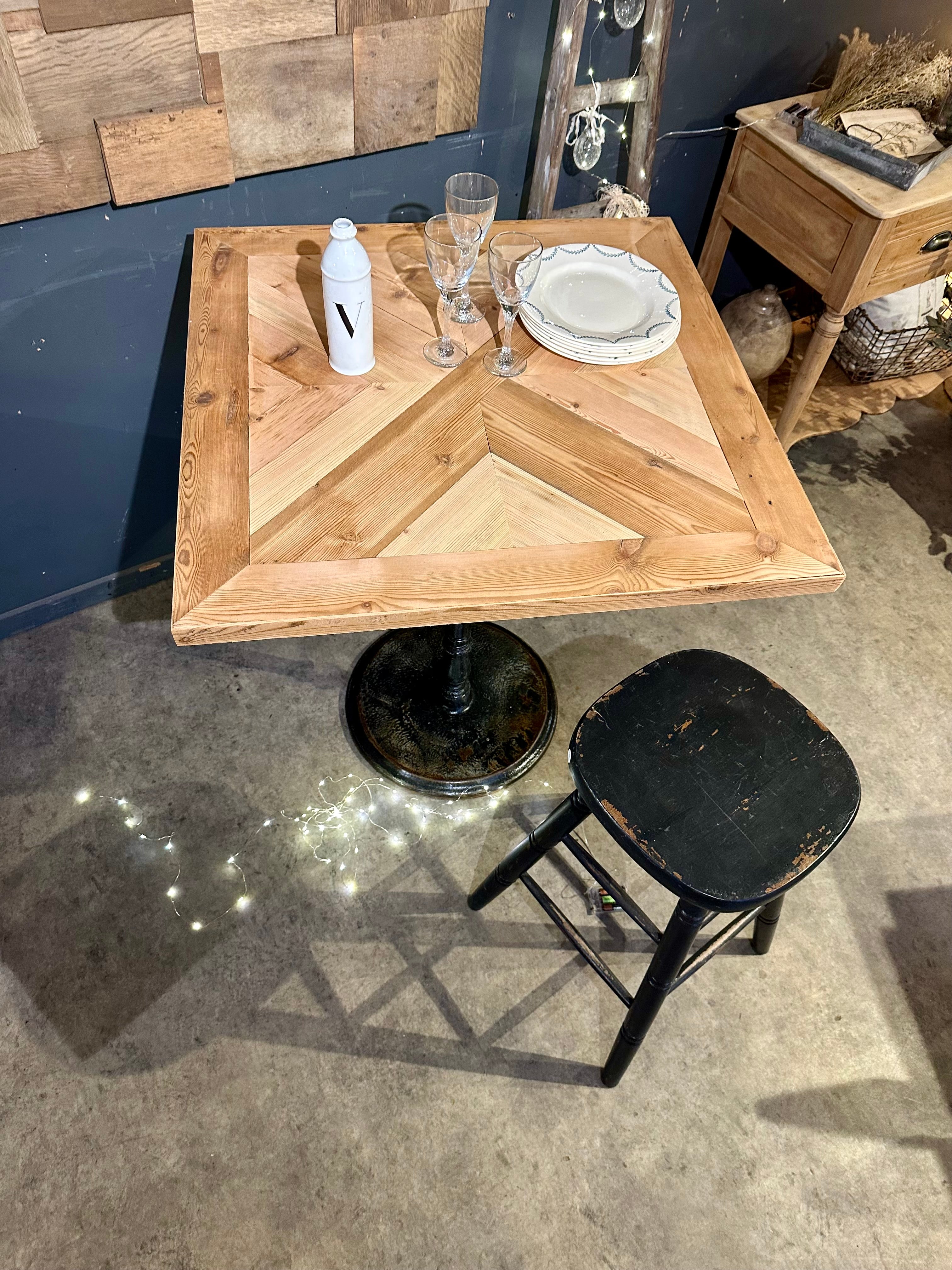 Mange debout, plateau parquet