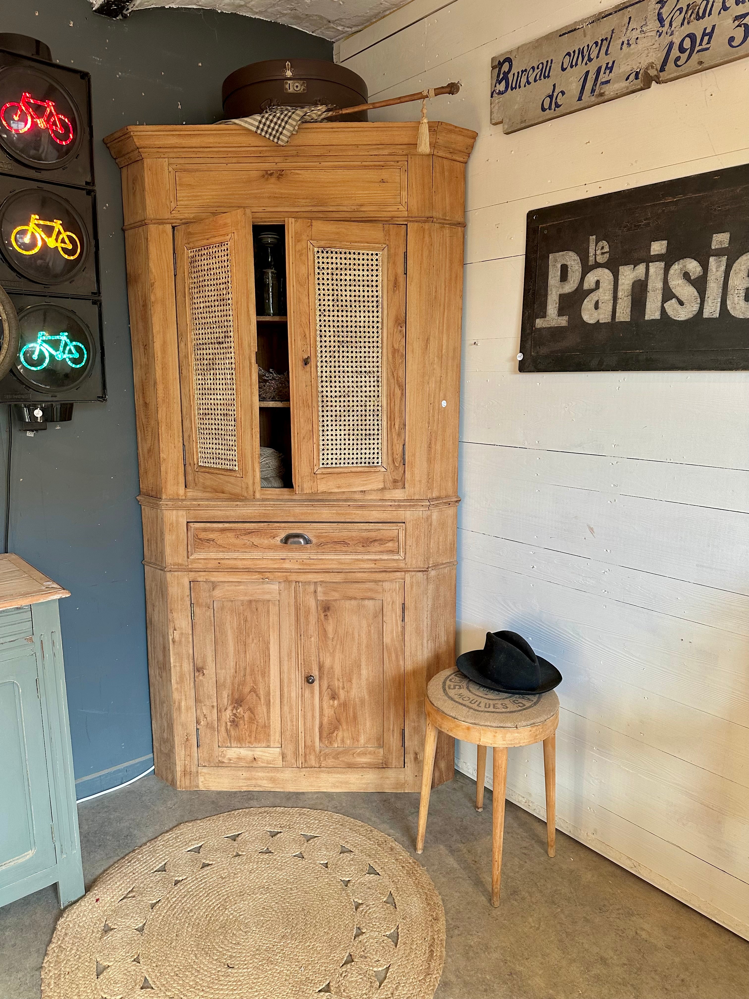 Meuble d’angle, orme et cannage