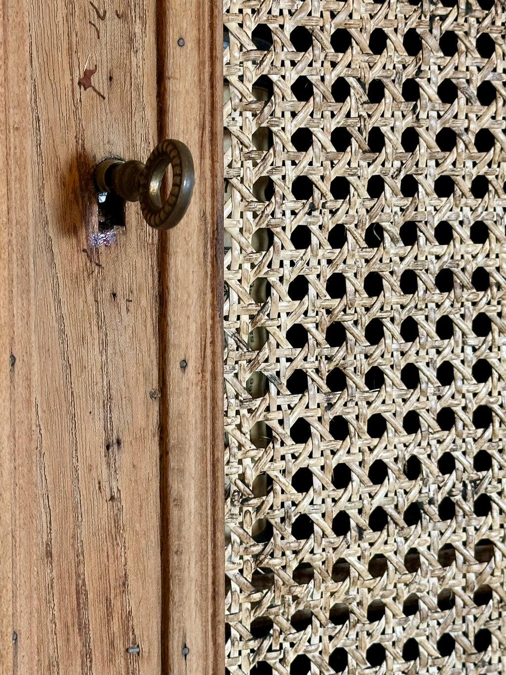 Meuble d’angle, orme et cannage