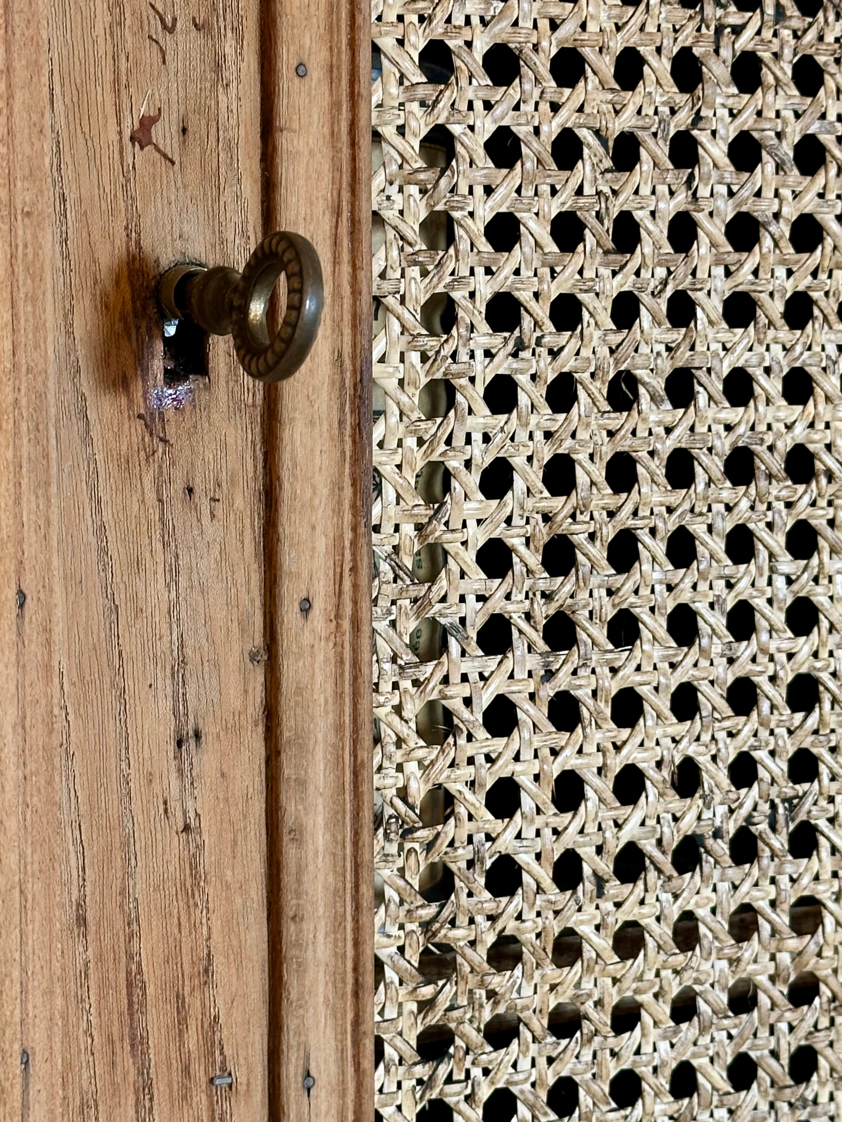 Meuble d’angle, orme et cannage