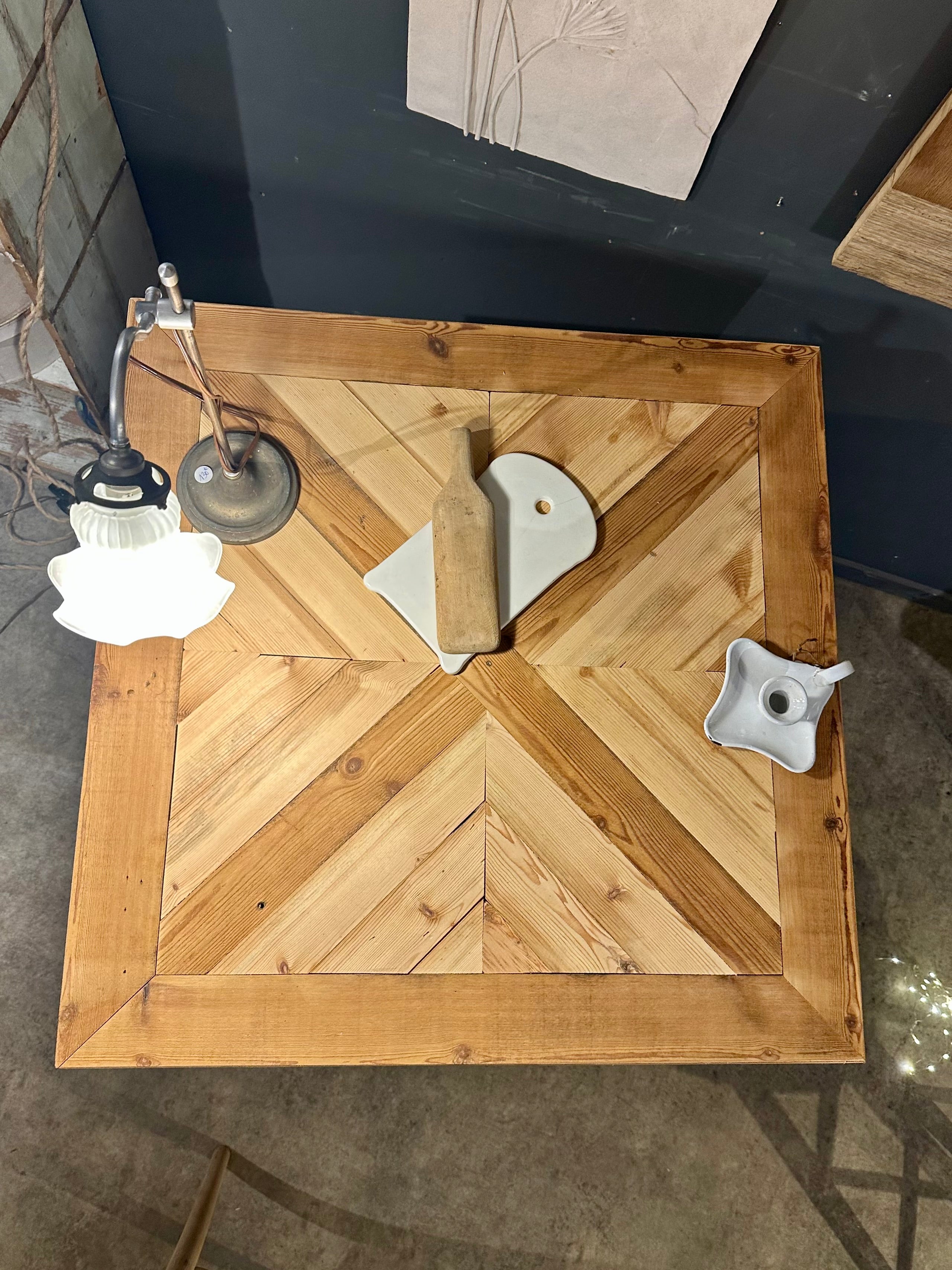 Mange debout, plateau parquet