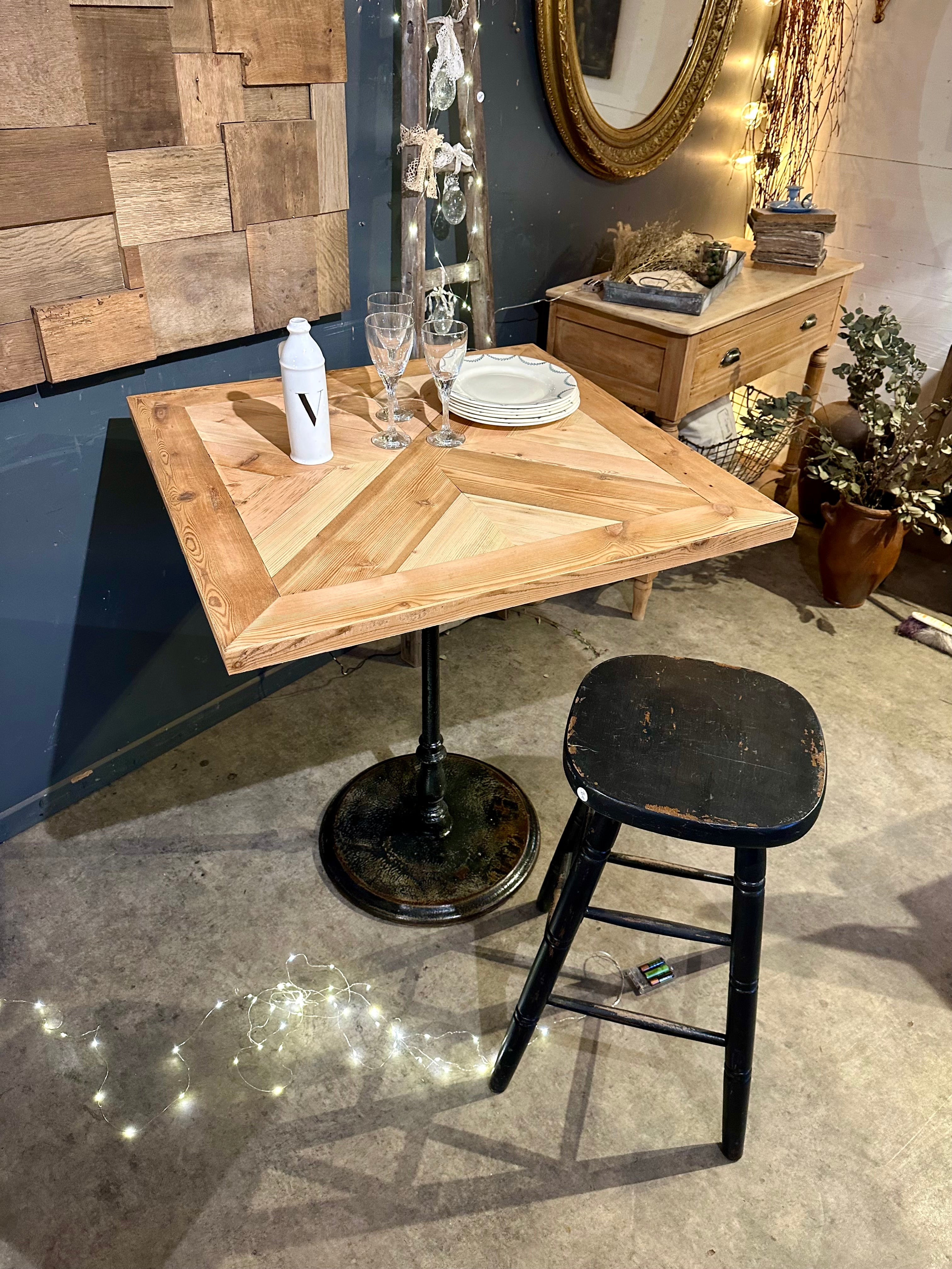 Mange debout, plateau parquet