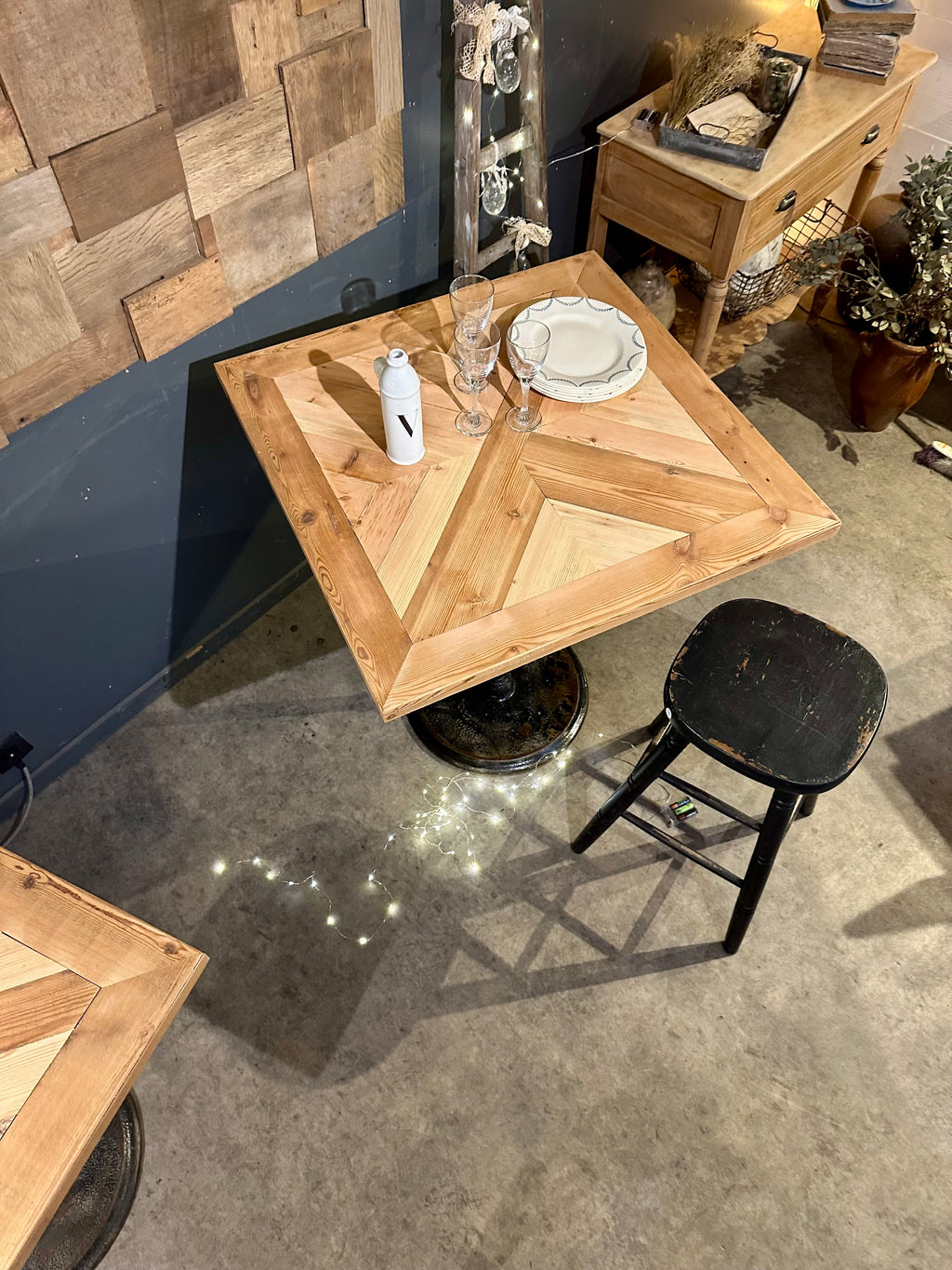Mange debout, plateau parquet