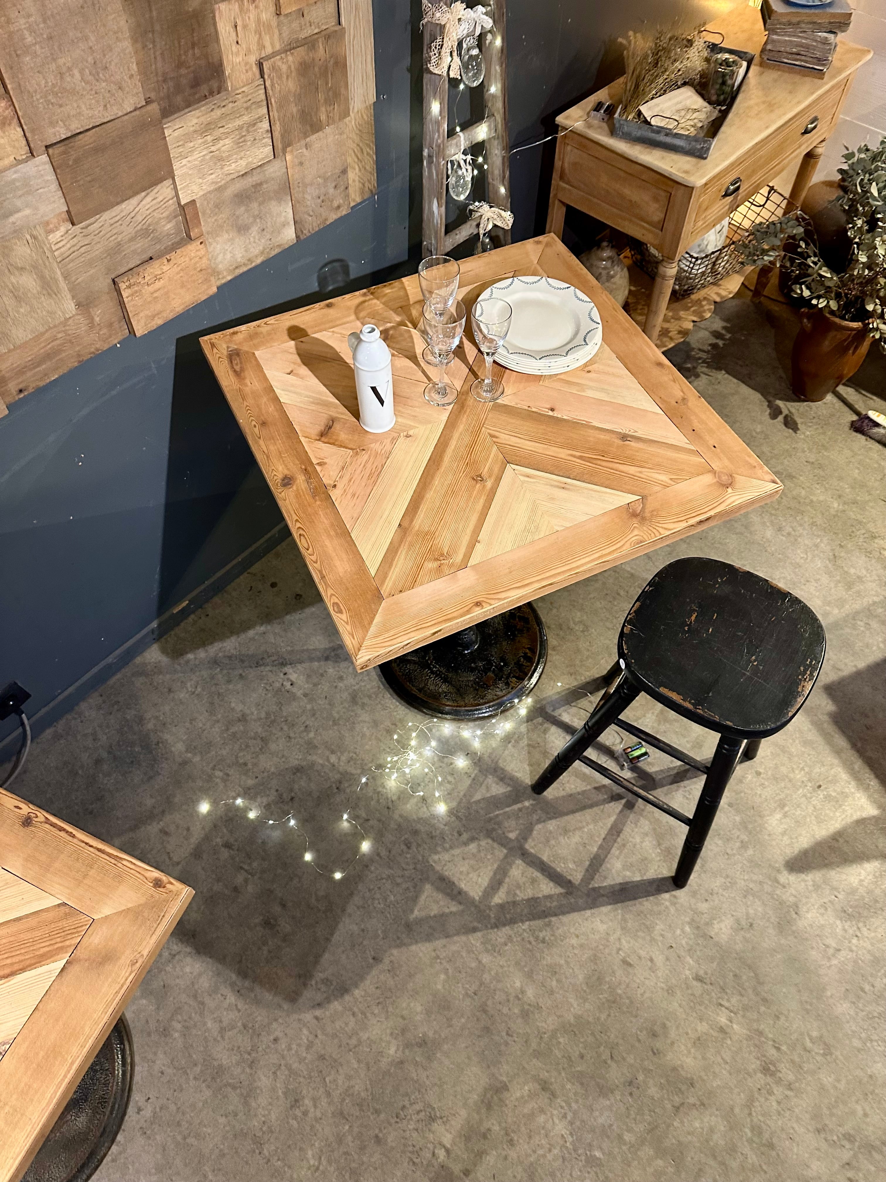 Mange debout, plateau parquet