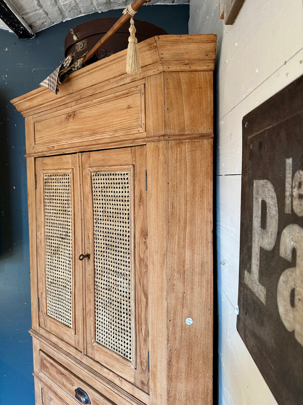 Meuble d’angle, orme et cannage