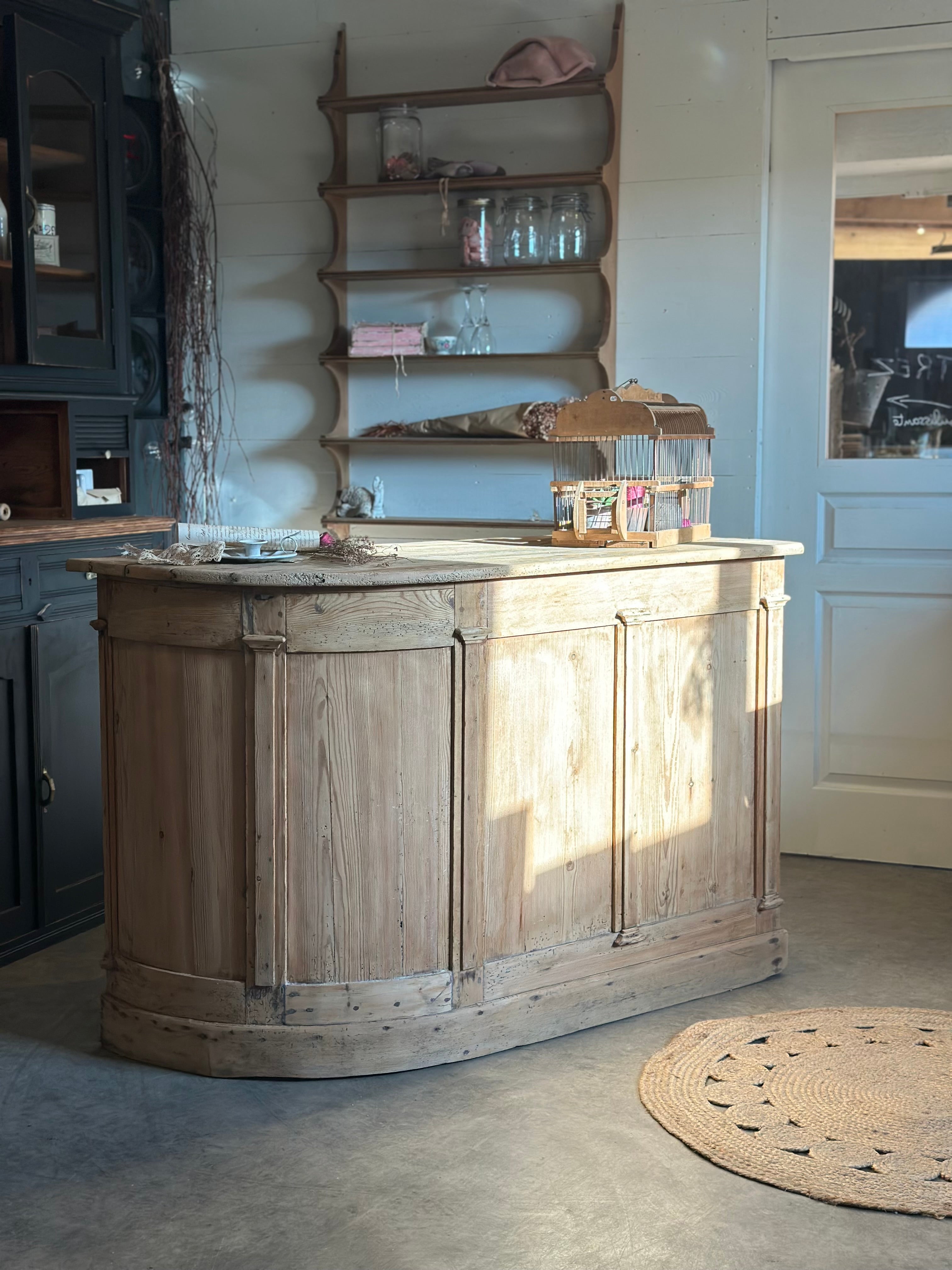 Ancien comptoir en arrondi