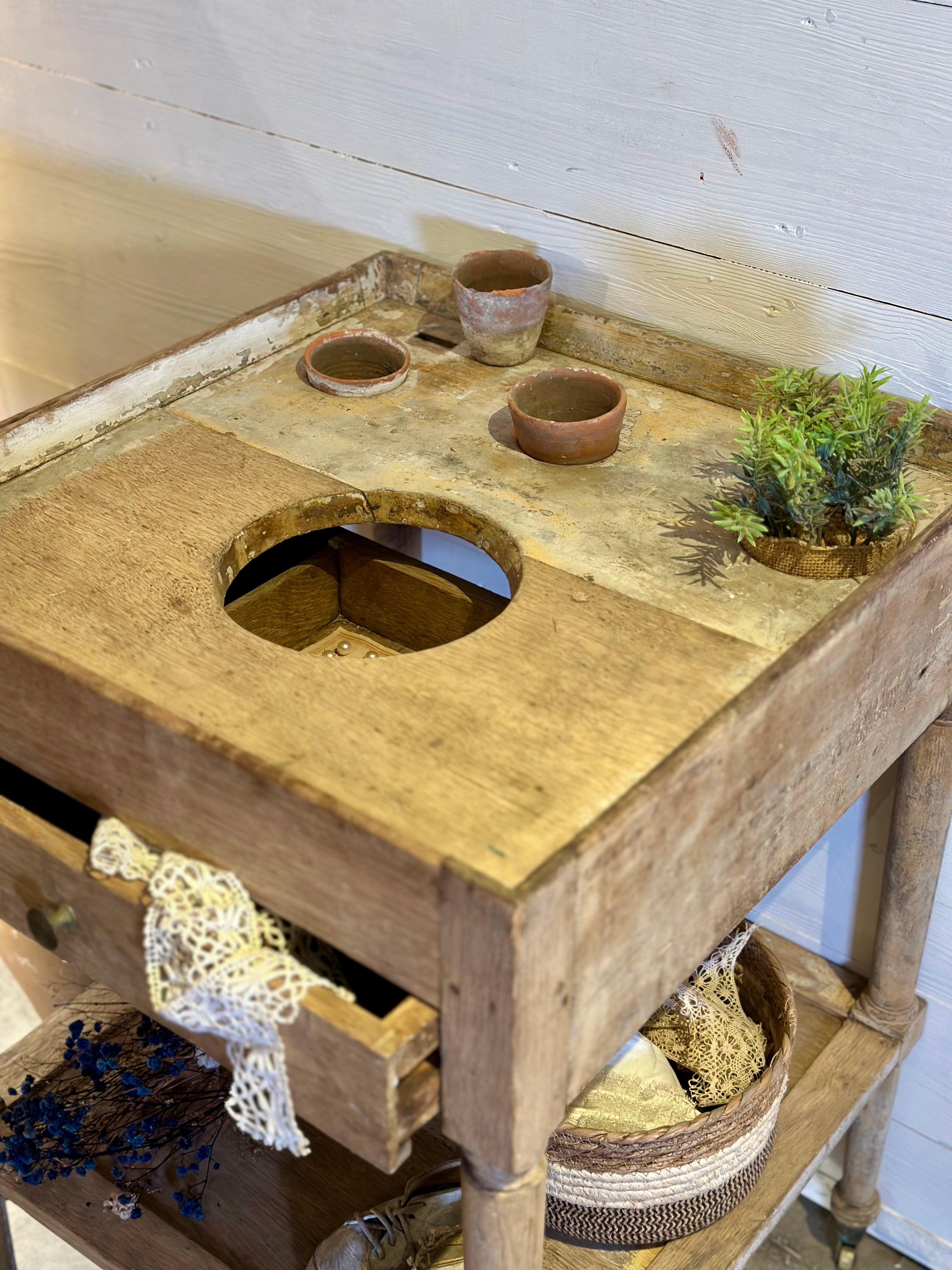Table de toilette ou d’appoint