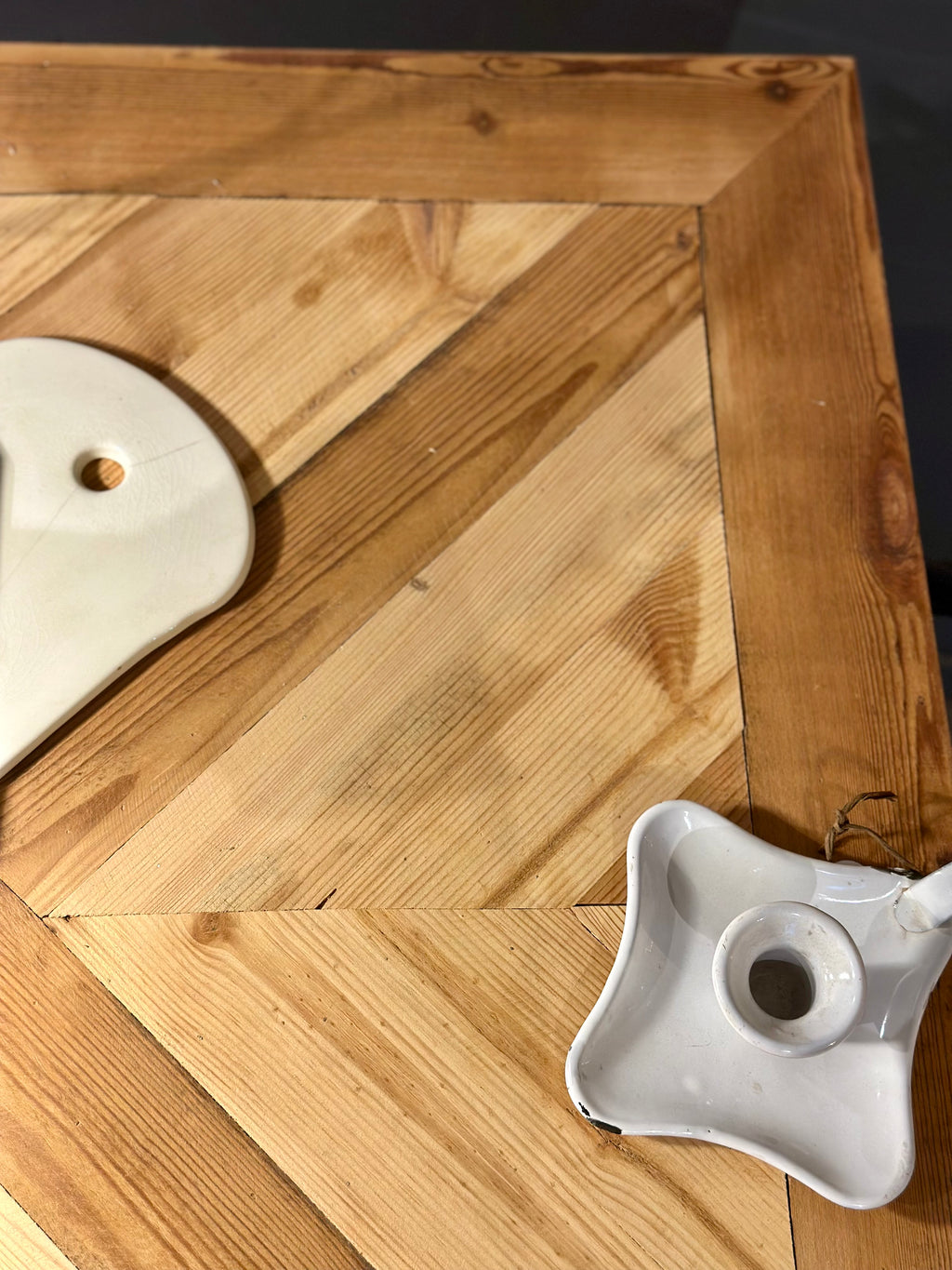 Mange debout, plateau parquet