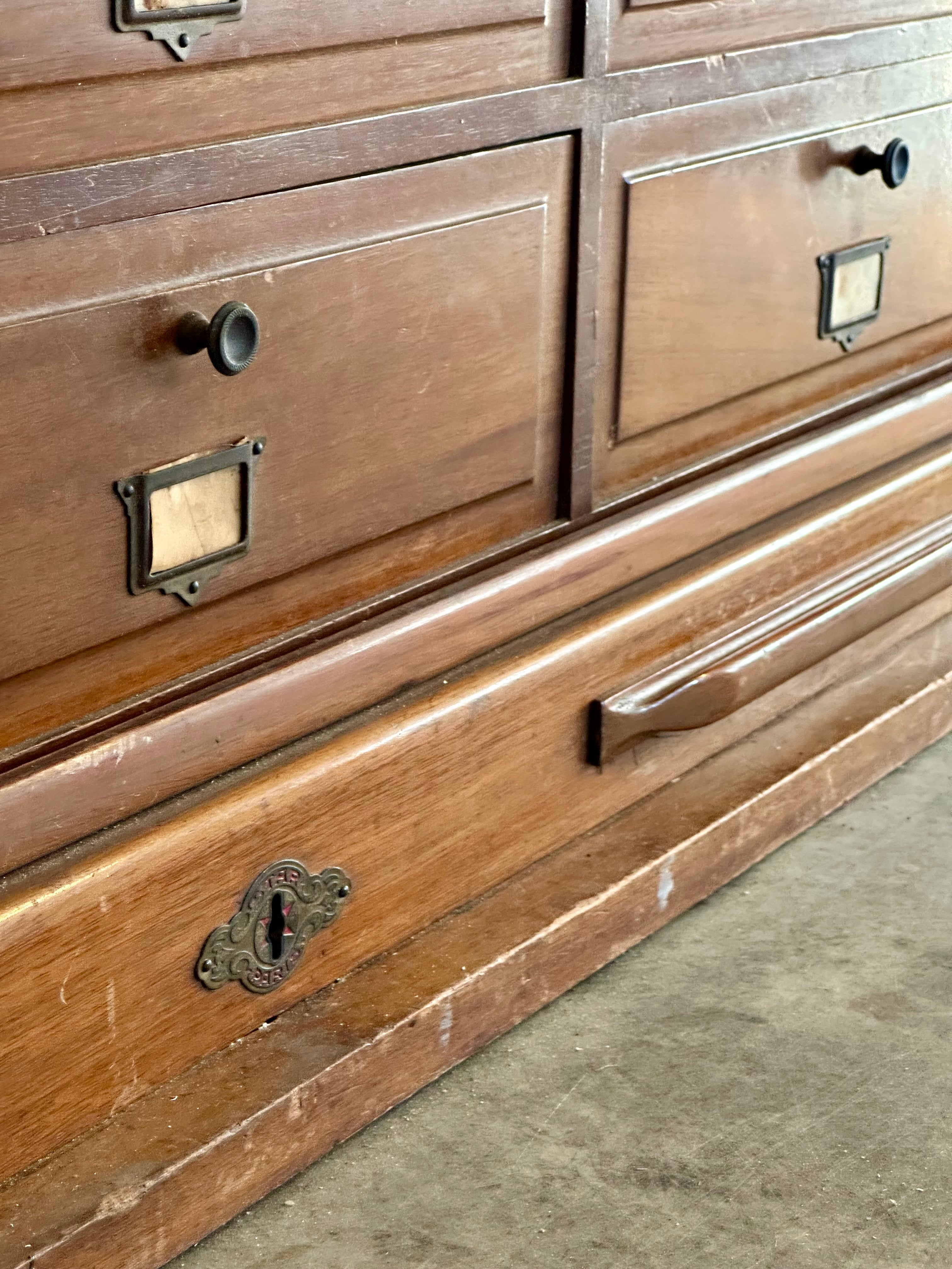 Ancien meuble de notaire à clapets