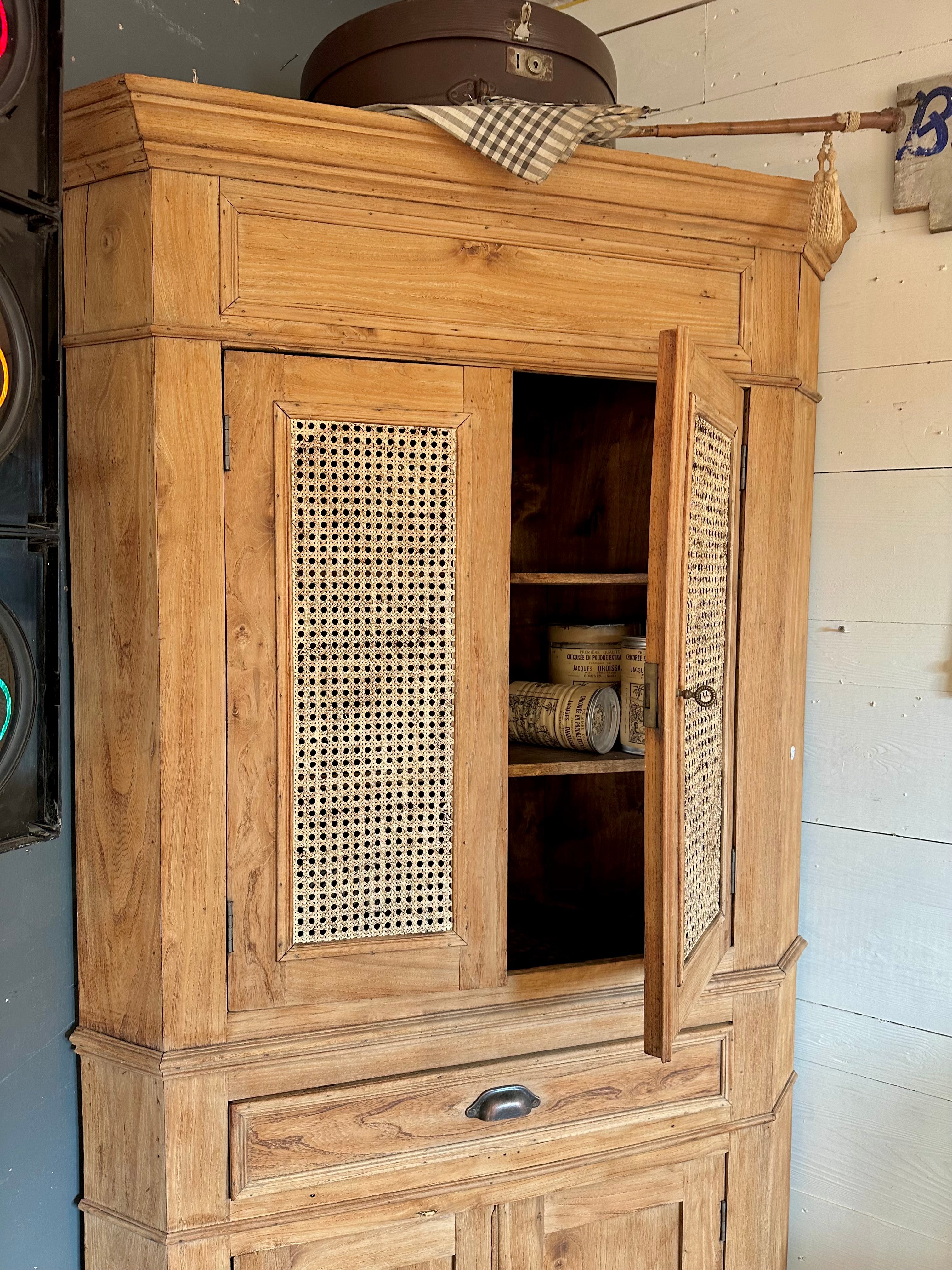 Meuble d’angle, orme et cannage