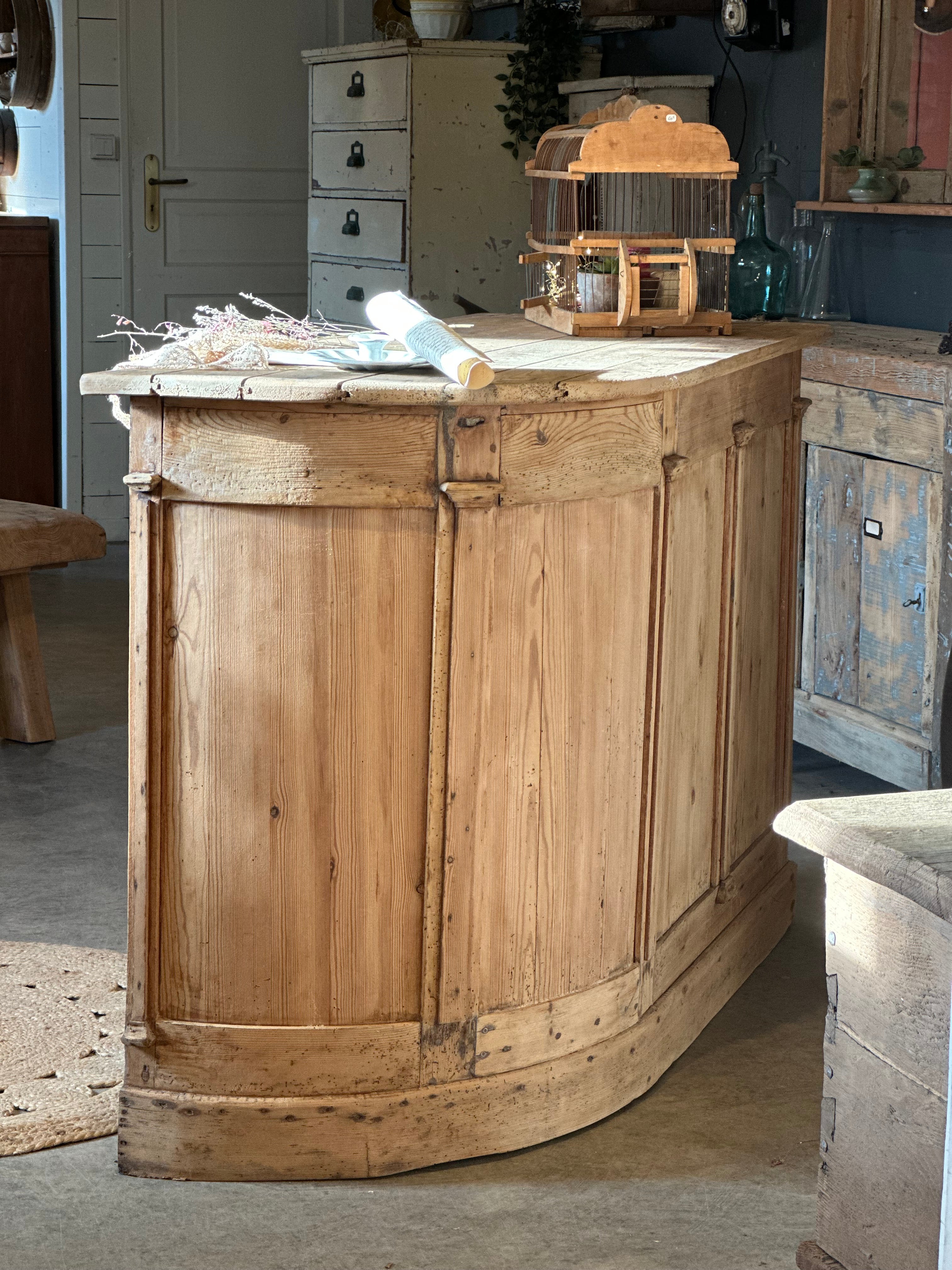Ancien comptoir en arrondi