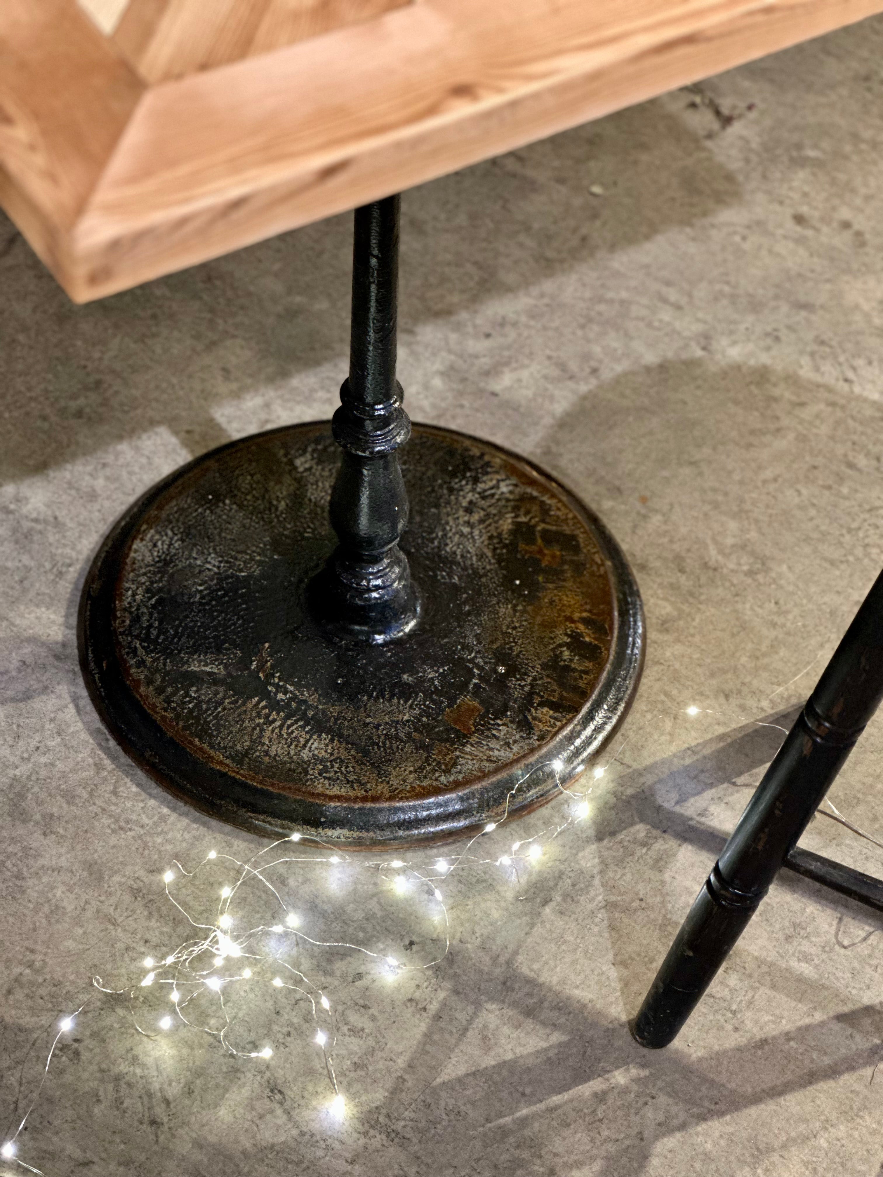 Mange debout, plateau parquet