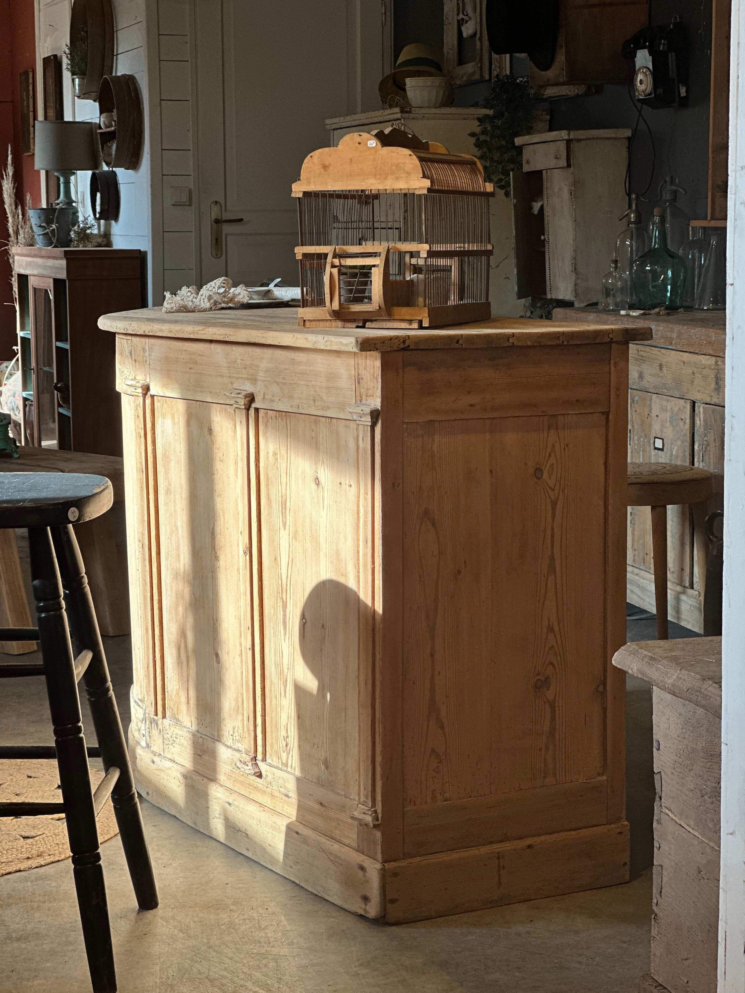 Ancien comptoir en arrondi