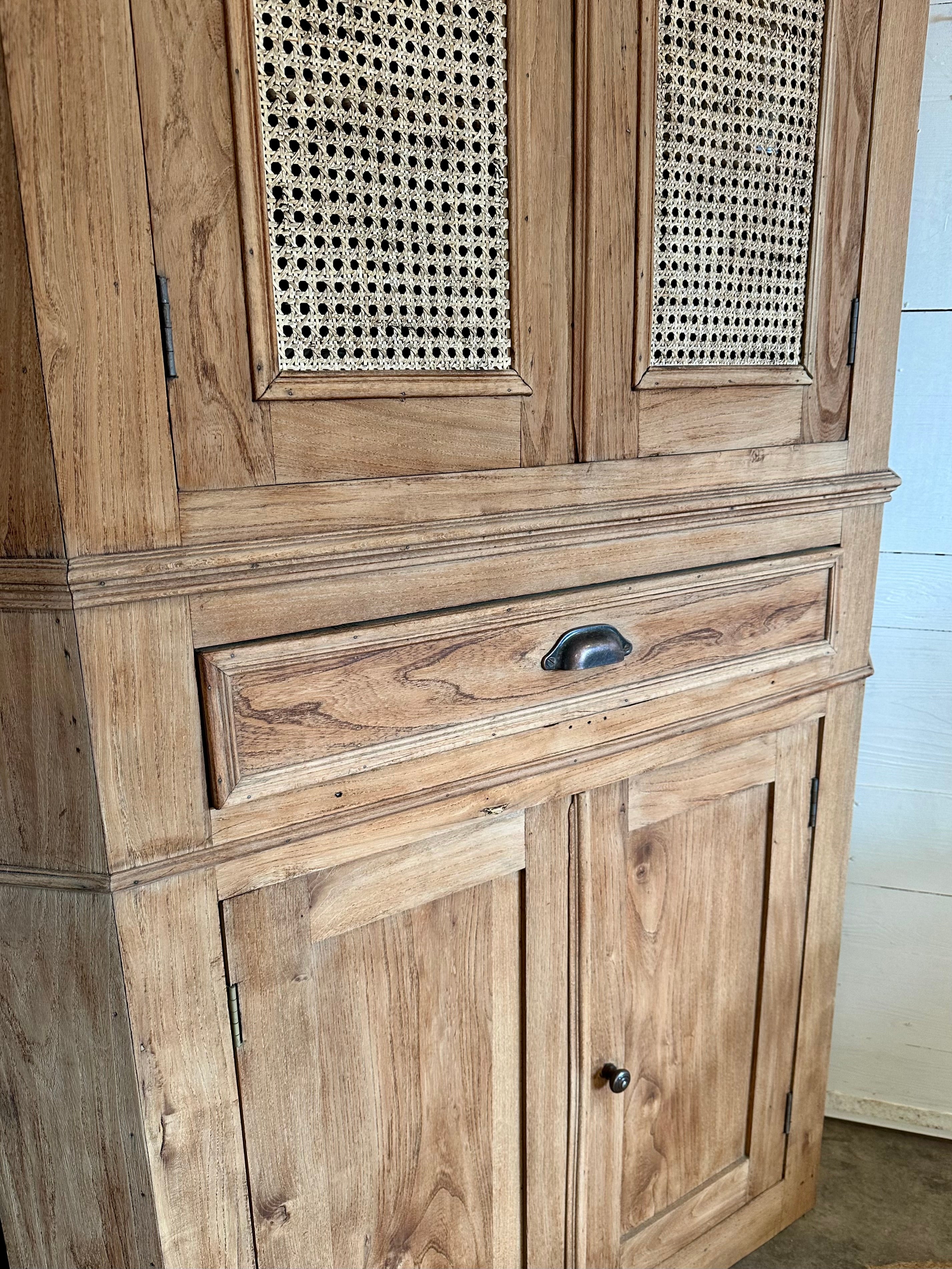 Meuble d’angle, orme et cannage