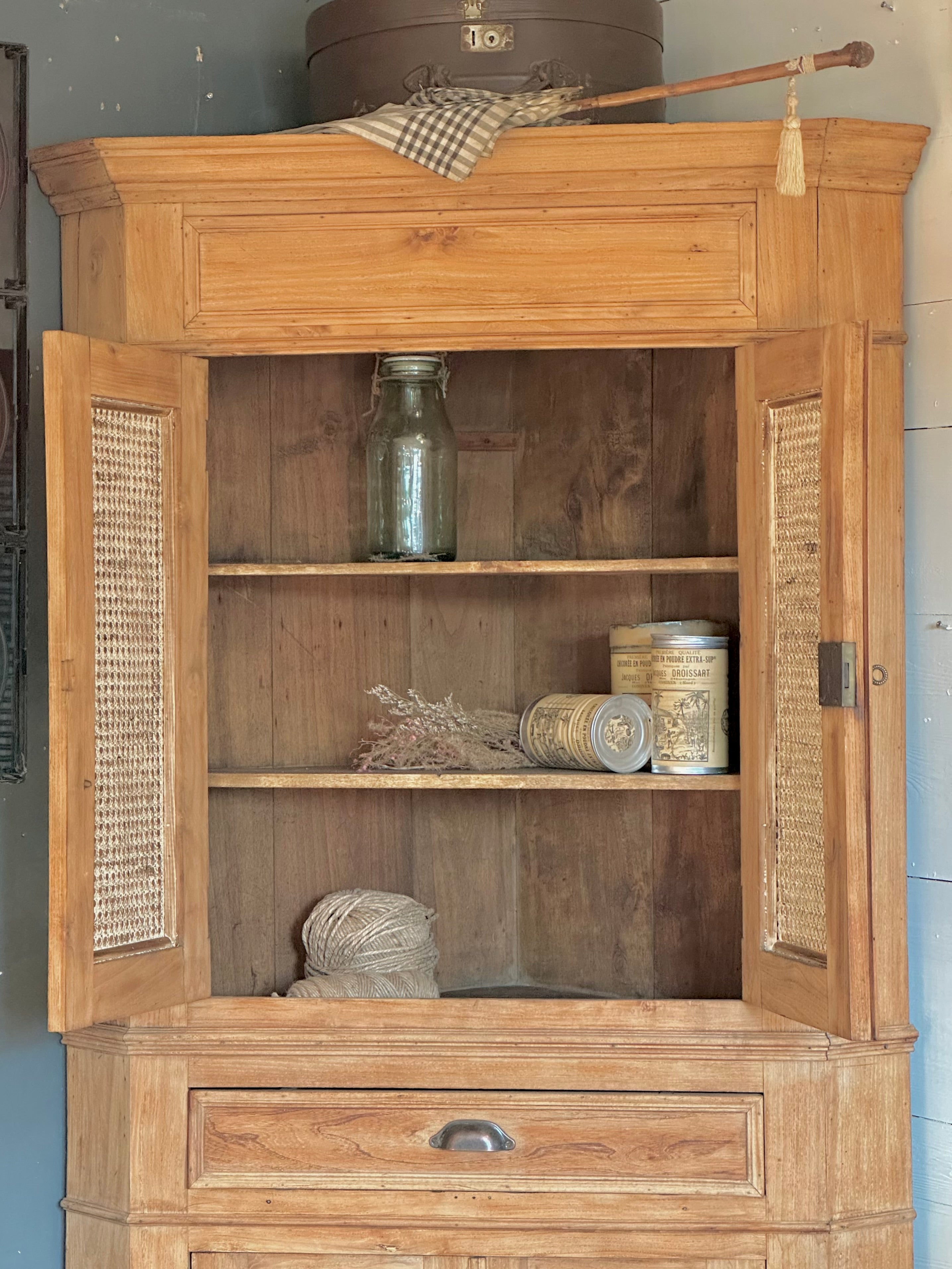 Meuble d’angle, orme et cannage