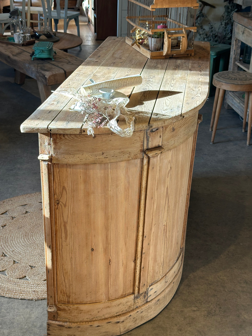 Ancien comptoir en arrondi