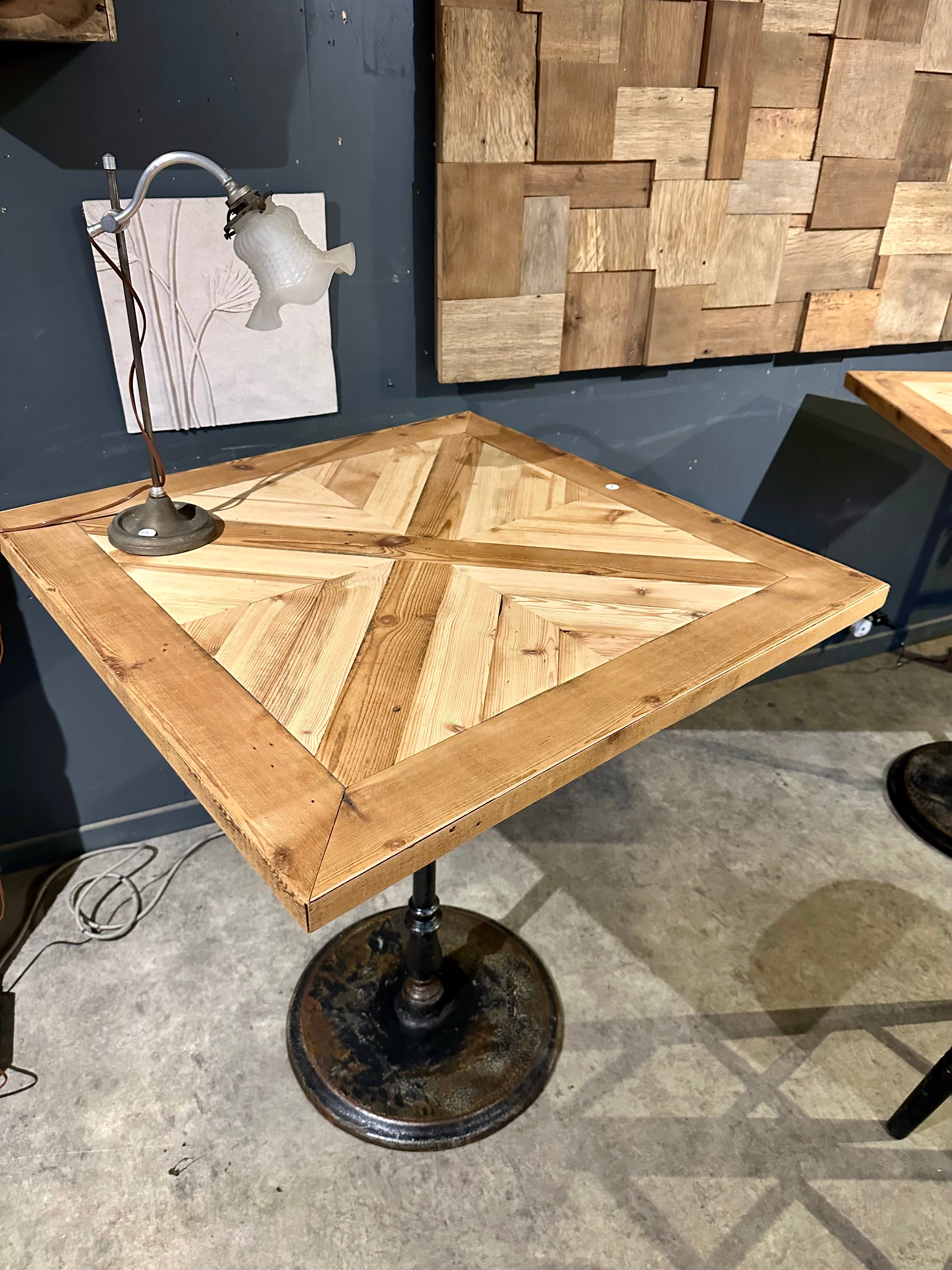 Mange debout, plateau parquet