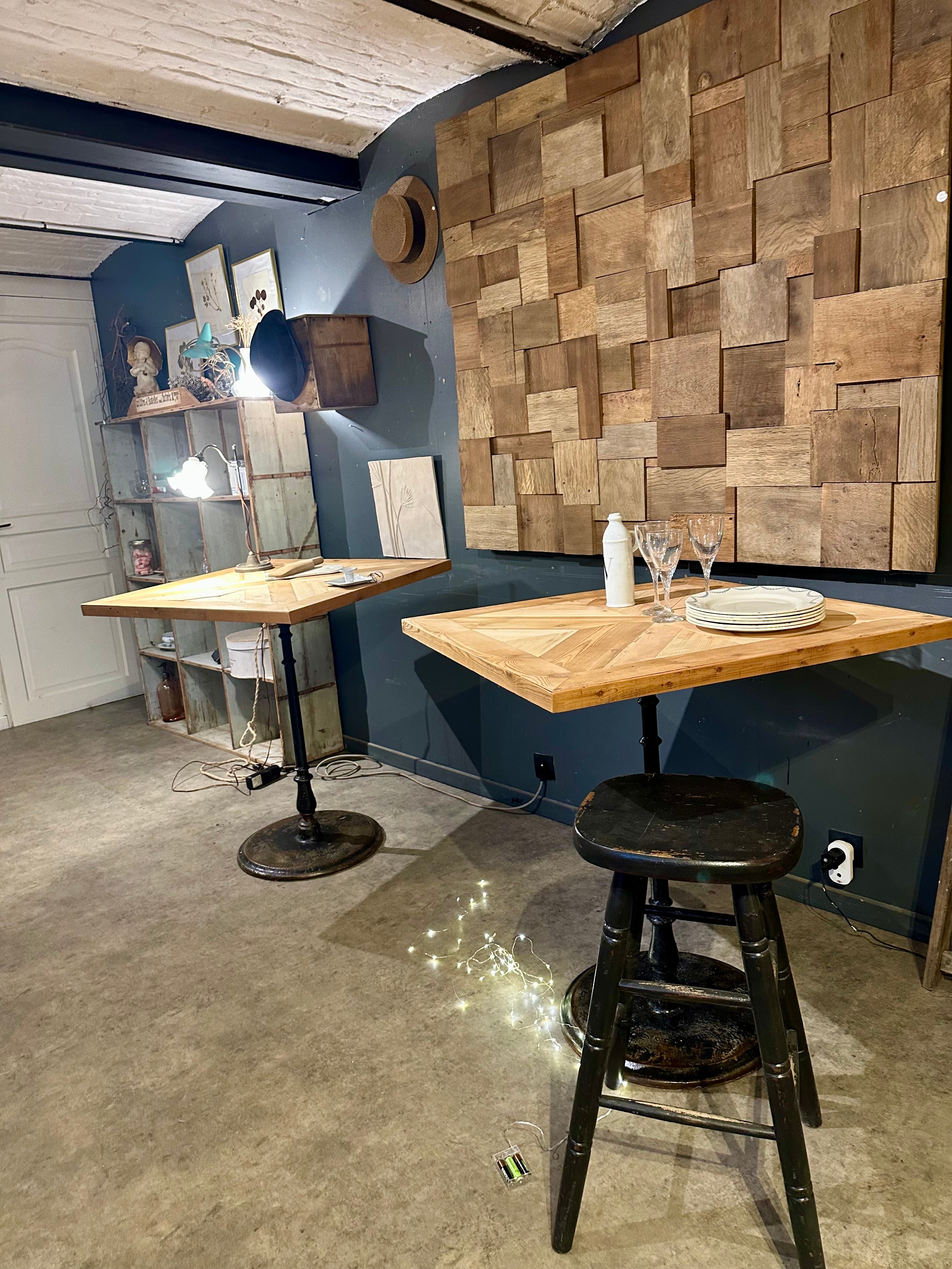Mange debout, plateau parquet