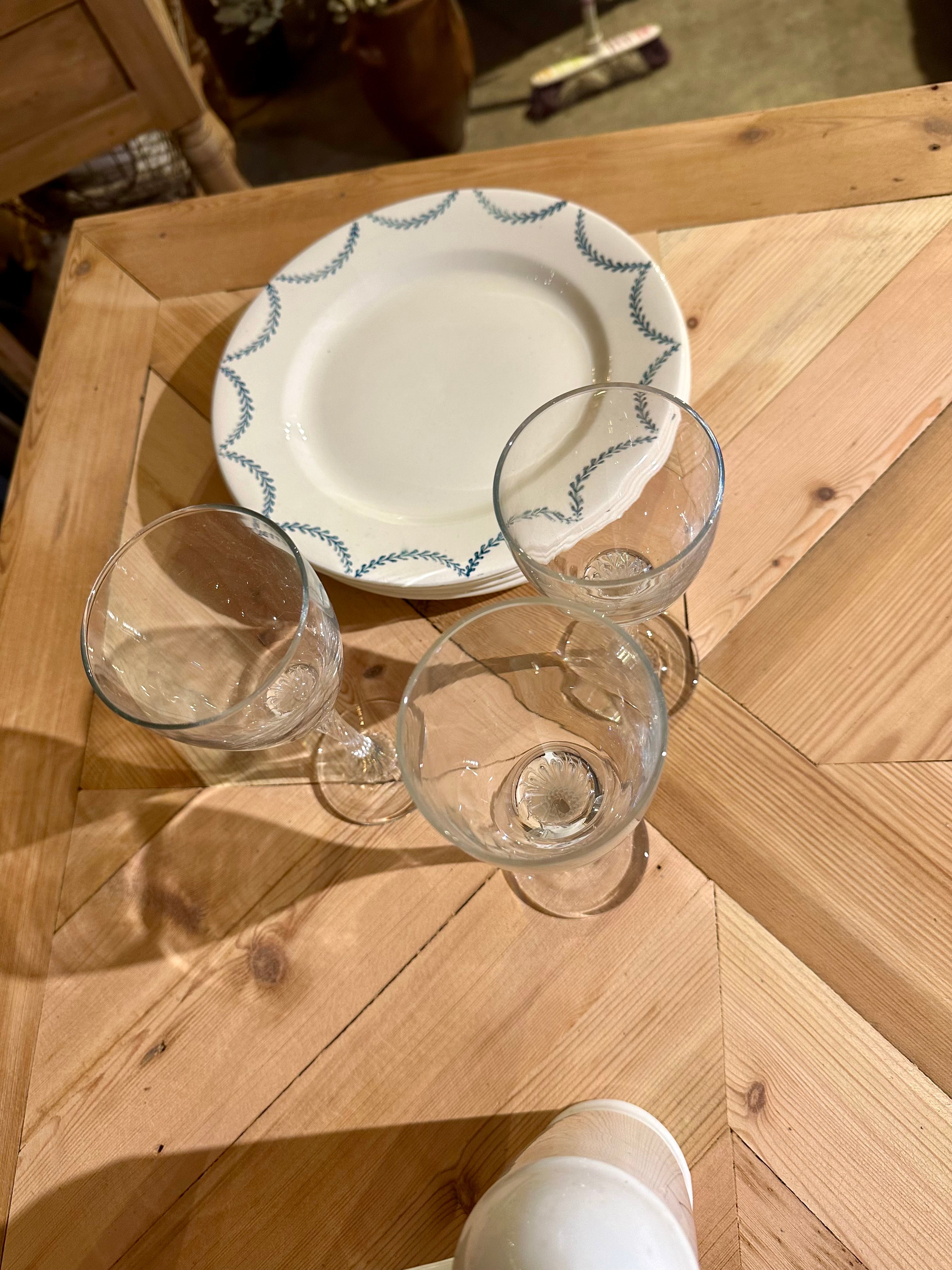 Mange debout, plateau parquet