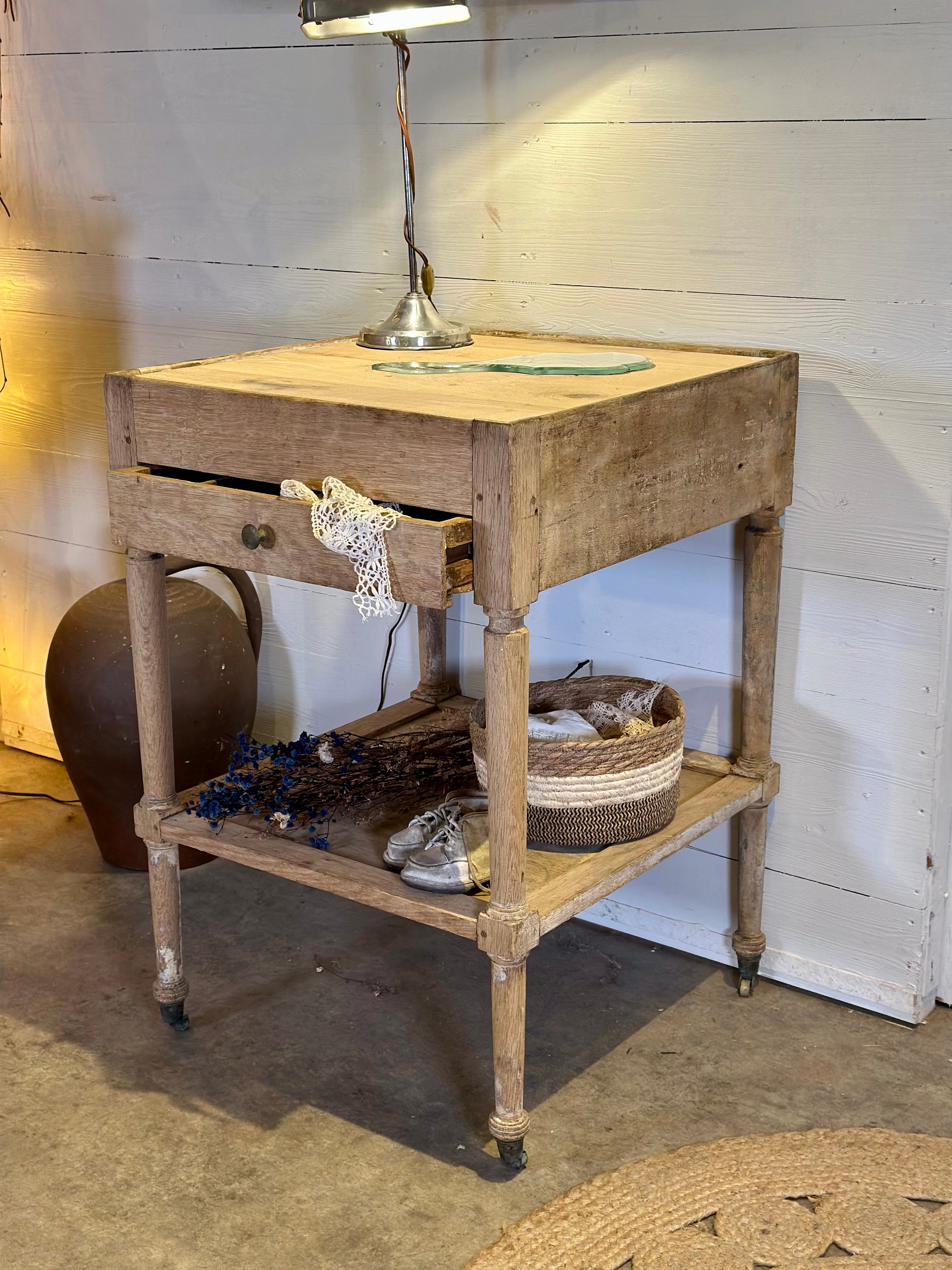 Table de toilette ou d’appoint