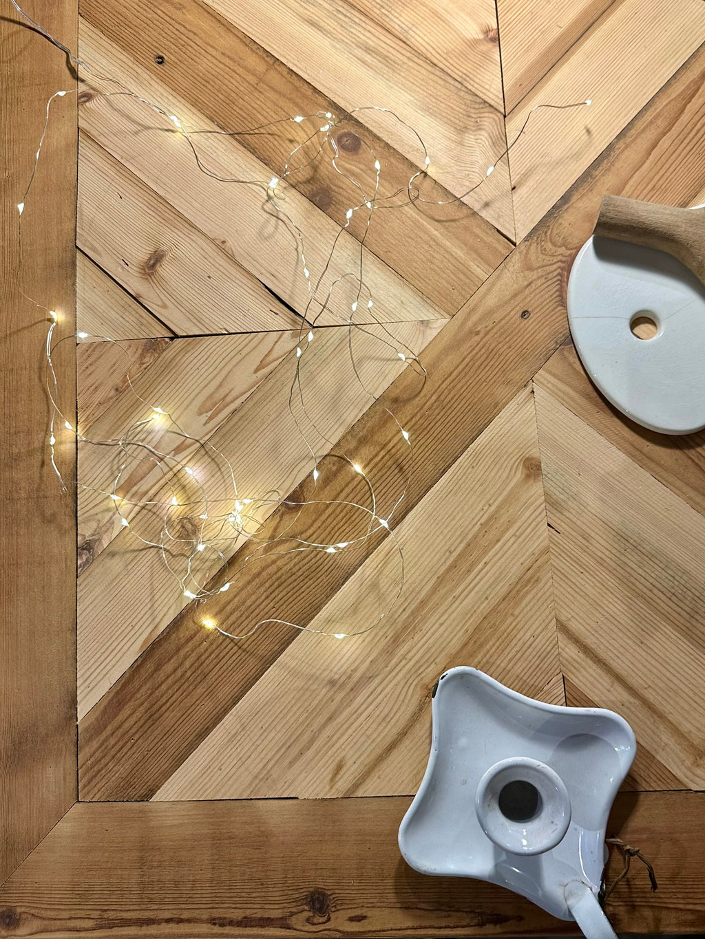 Mange debout, plateau parquet