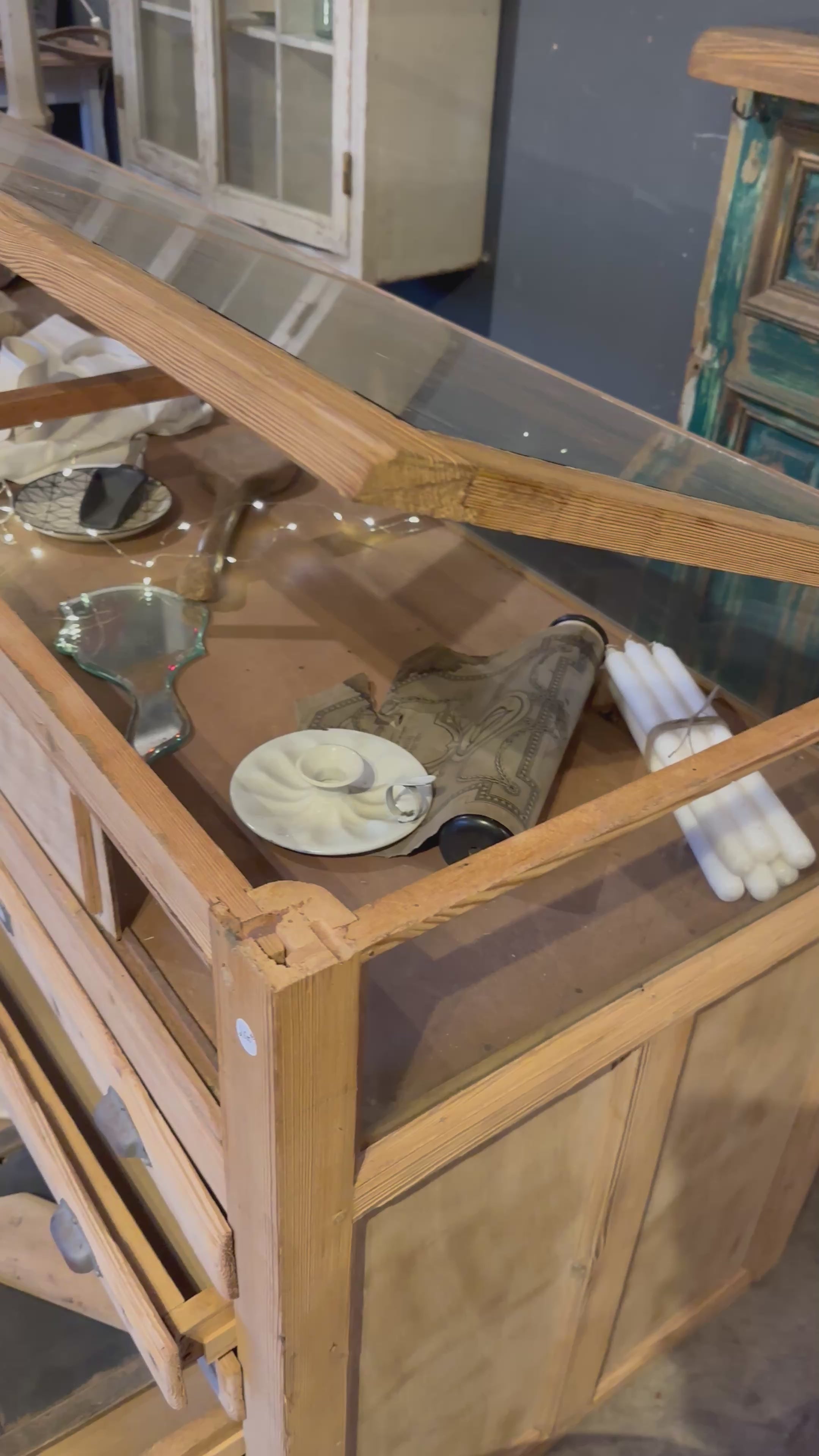 Ancien meuble de commerce vitrine en sapin brut – Pièce unique