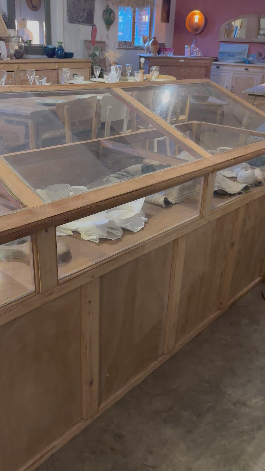 Ancien meuble de commerce vitrine en sapin brut – Pièce unique