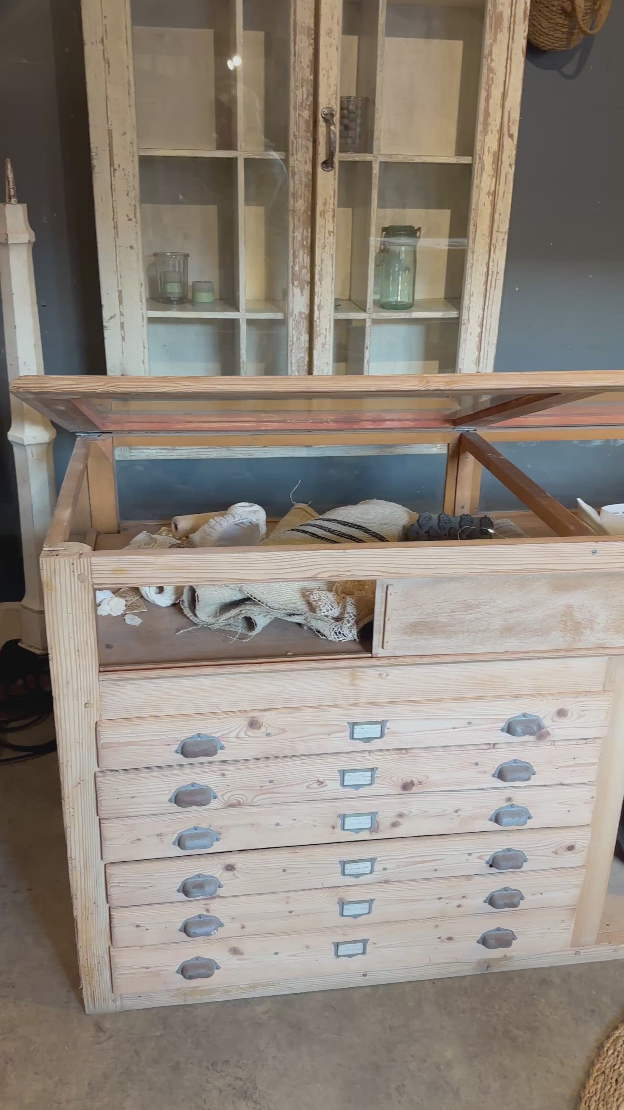 Ancien meuble de commerce vitrine en sapin brut – Pièce unique