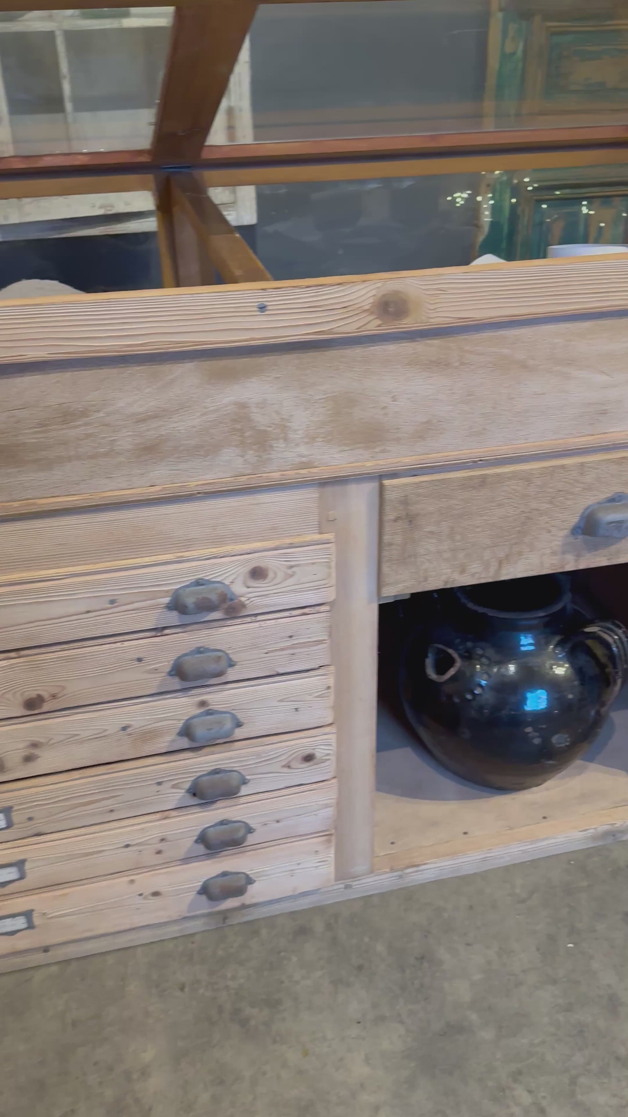 Ancien meuble de commerce vitrine en sapin brut – Pièce unique